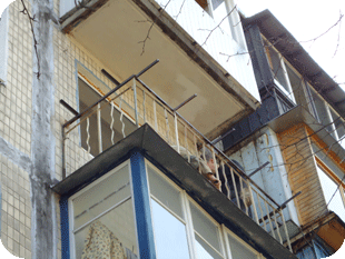 Сварка выноса балкона в Хрущевке, цена работ под ключ на фото СК Комфорт Украина, Киев