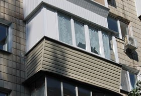Зовнішня обшивка балкона сайдингом