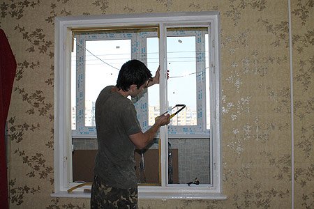 Аккуратно демонтируем старые деревянные окна фото СК Комфорт