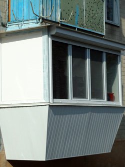 Обшивка балконов вагонкой фото